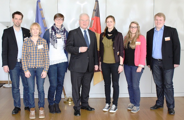 Bild Landtagspräsident Bernd Busemann mit Teilnehmern der Praxiswoche 2014